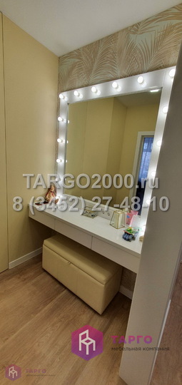 Зеркало с лампочками и подвесной консолью.JPG